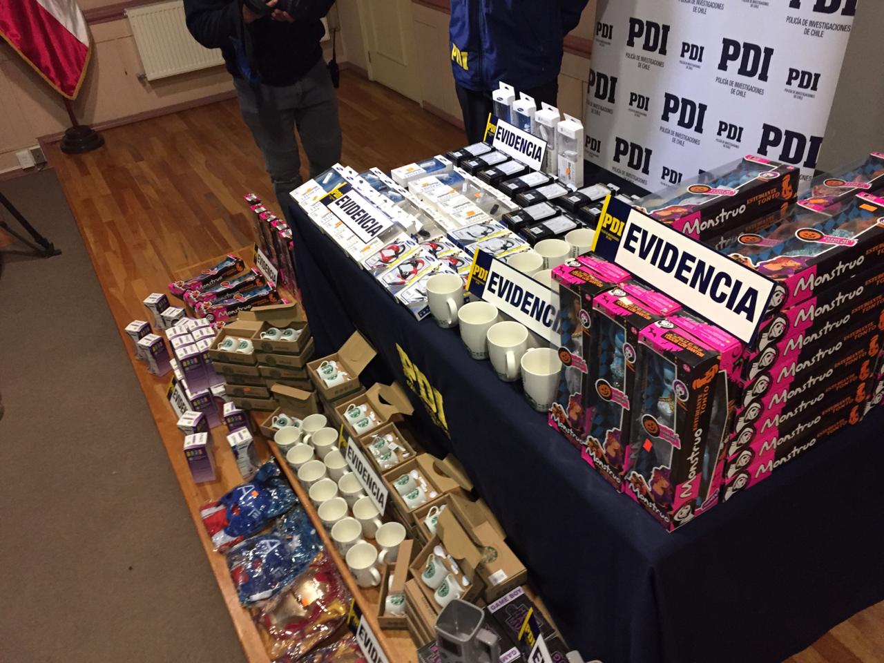 Personal de Aduanas y PDI incautaron productos falsificados desde mall chino en Punta Arenas