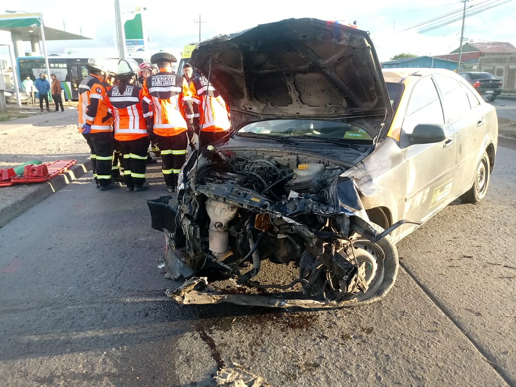 Colisión de dos taxis básicos ocasionó tres personas lesionadas esta mañana en Punta Arenas