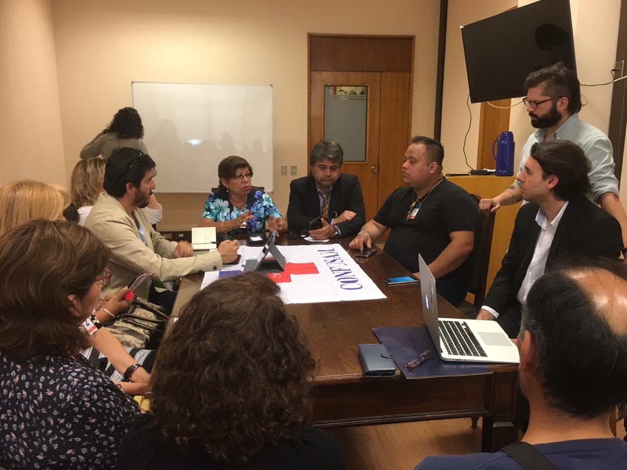 CONFUSAM se reúne con diputados Boric y Mirosevic en el Congreso para revisar situación laboral de trabajadores de la salud primaria