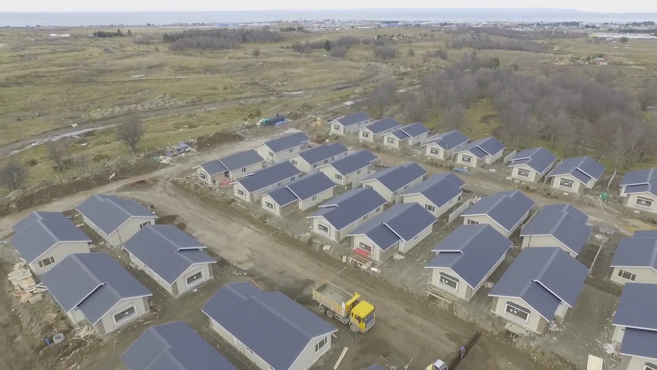 Trabajadores de empresa constructora que levanta viviendas para el Ejército en Punta Arenas reclaman sueldos y cotizaciones previsionales impagas