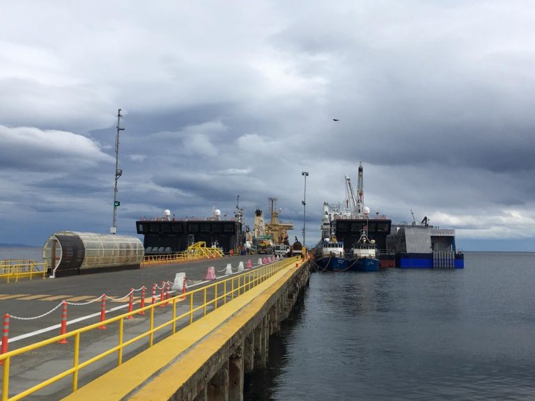 Llegaron a Punta Arenas nuevos pontones para la industria salmonicultora de Magallanes