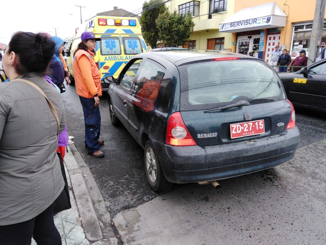 Joven de 21 años sin licencia de conducir protagonizó atropello en el centro de Punta Arenas: una mujer quedó con lesiones graves
