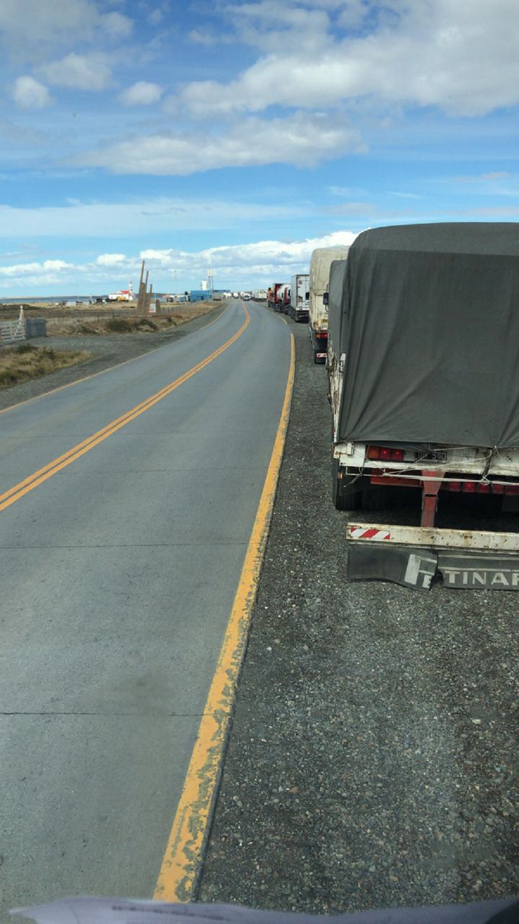 Largas filas de camiones y vehículos se forman en Bahía Azul y Punta Delgada ante la falta de ferry para atravesar el Estrecho de Magallanes