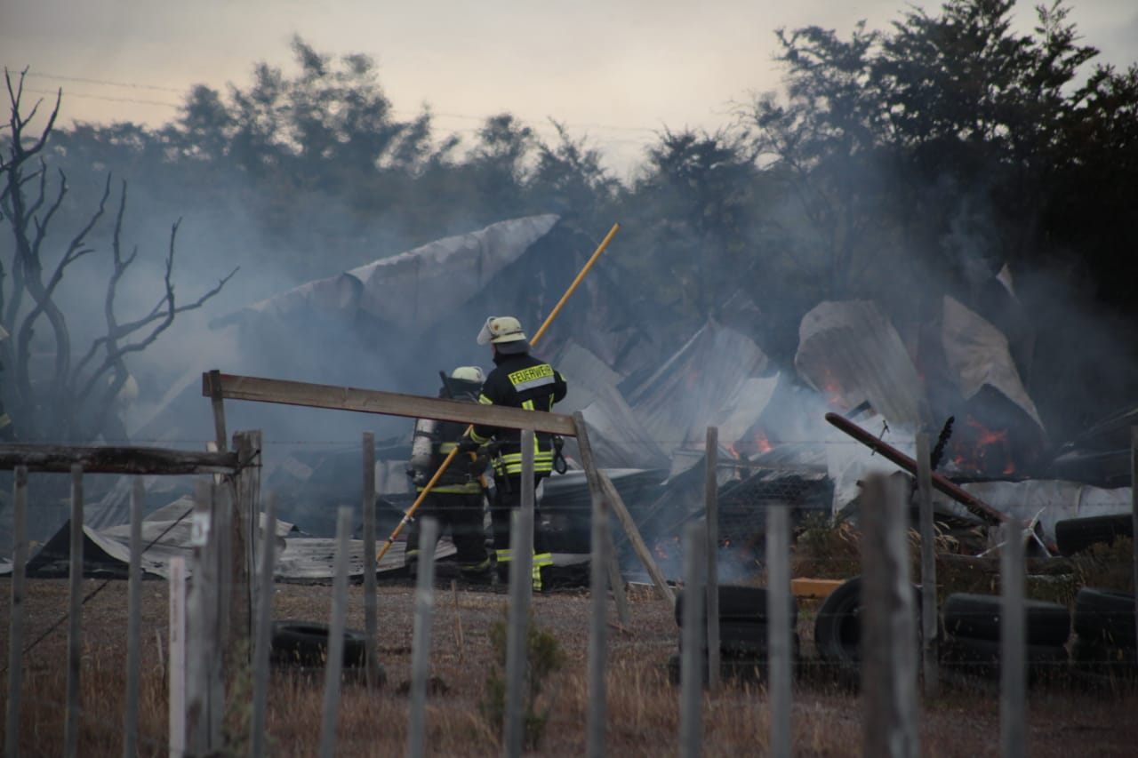 Una persona con quemaduras al intentar extinguir las llamas en un incendio en el sector Calafate al norte de Punta Arenas