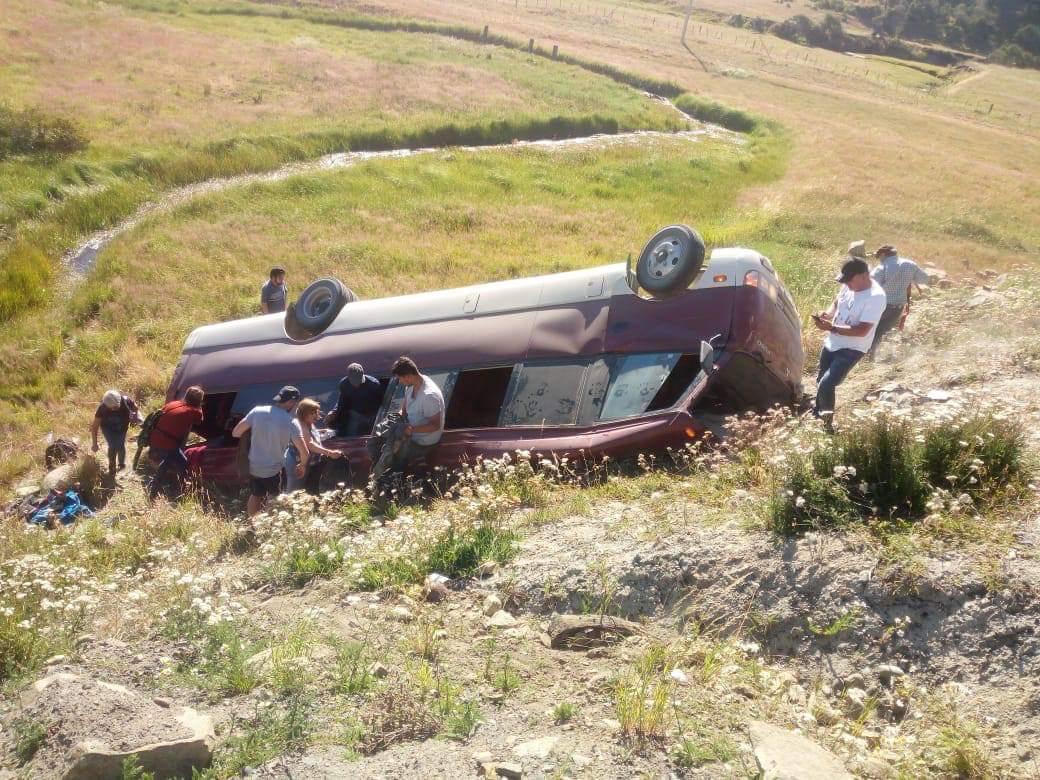 19 pasajeros y tres tripulantes lesionados en volcamiento de un minibus ocurrido camino a Cerro Castillo