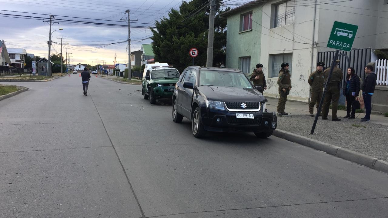 Solo daños de consideración dejó colisión entre vehículo particular y patrulla de carabineros esta mañana