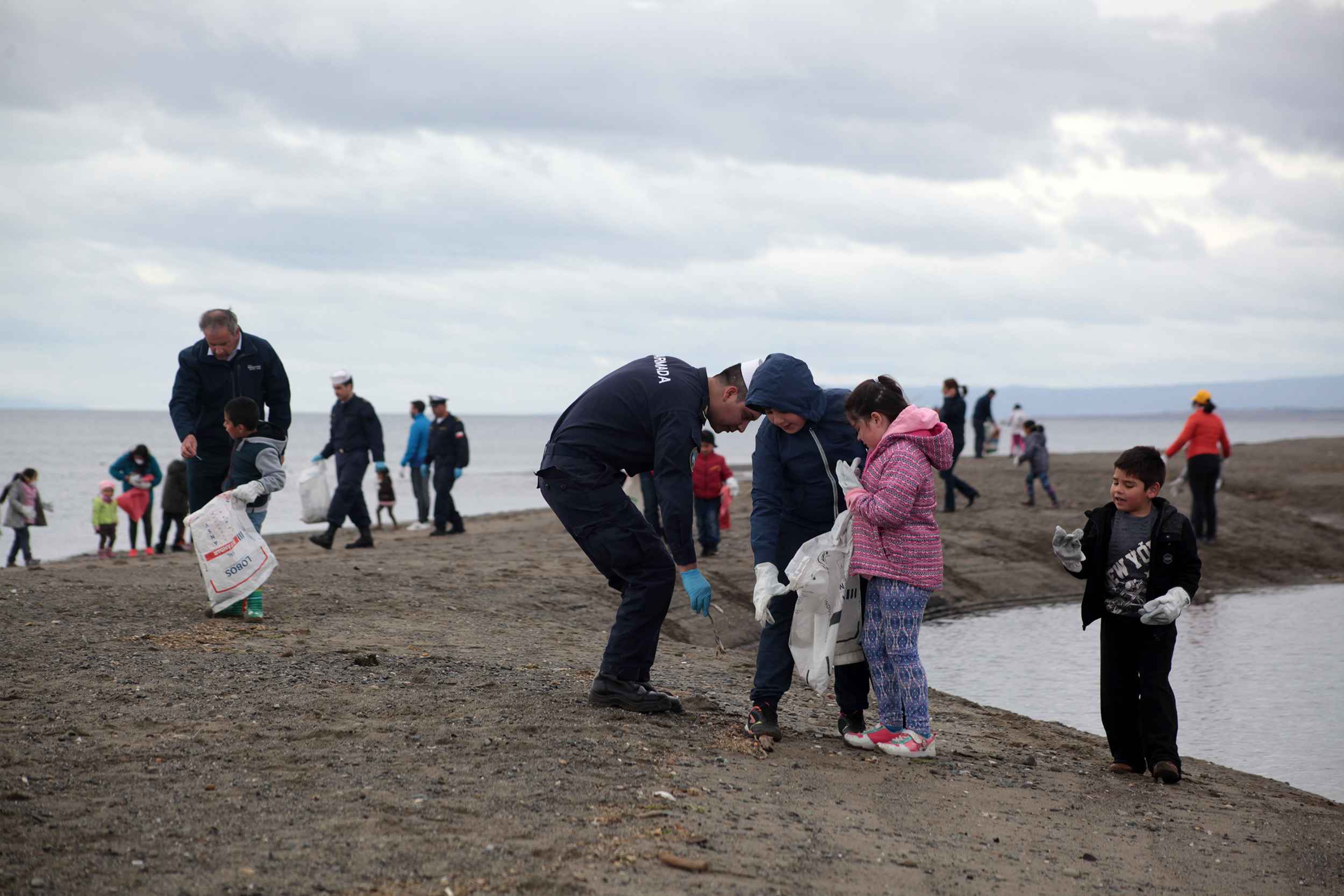 Alumnos de las Colonias de Verano de la Escuela Manuel Bulnes realizaron jornada de limpieza de playas en Punta Arenas