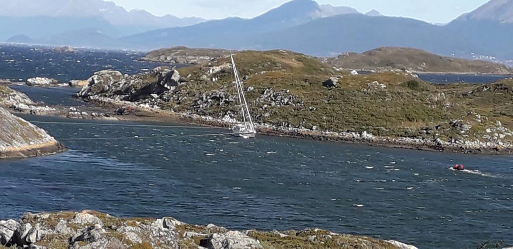 Personal de la Tercera Zona Naval rescata a tripulantes de yate de bandera suiza
