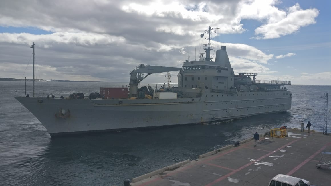 Transporte Aquiles de la III Zona Naval encalló en las proximidades del muelle de Puerto Williams