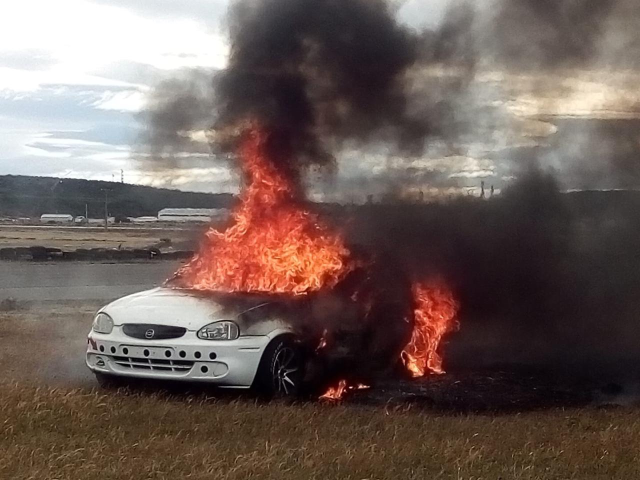 Vehículo que participaba en carreras de Cabo Negro sufrió desperfecto y terminó en llamas