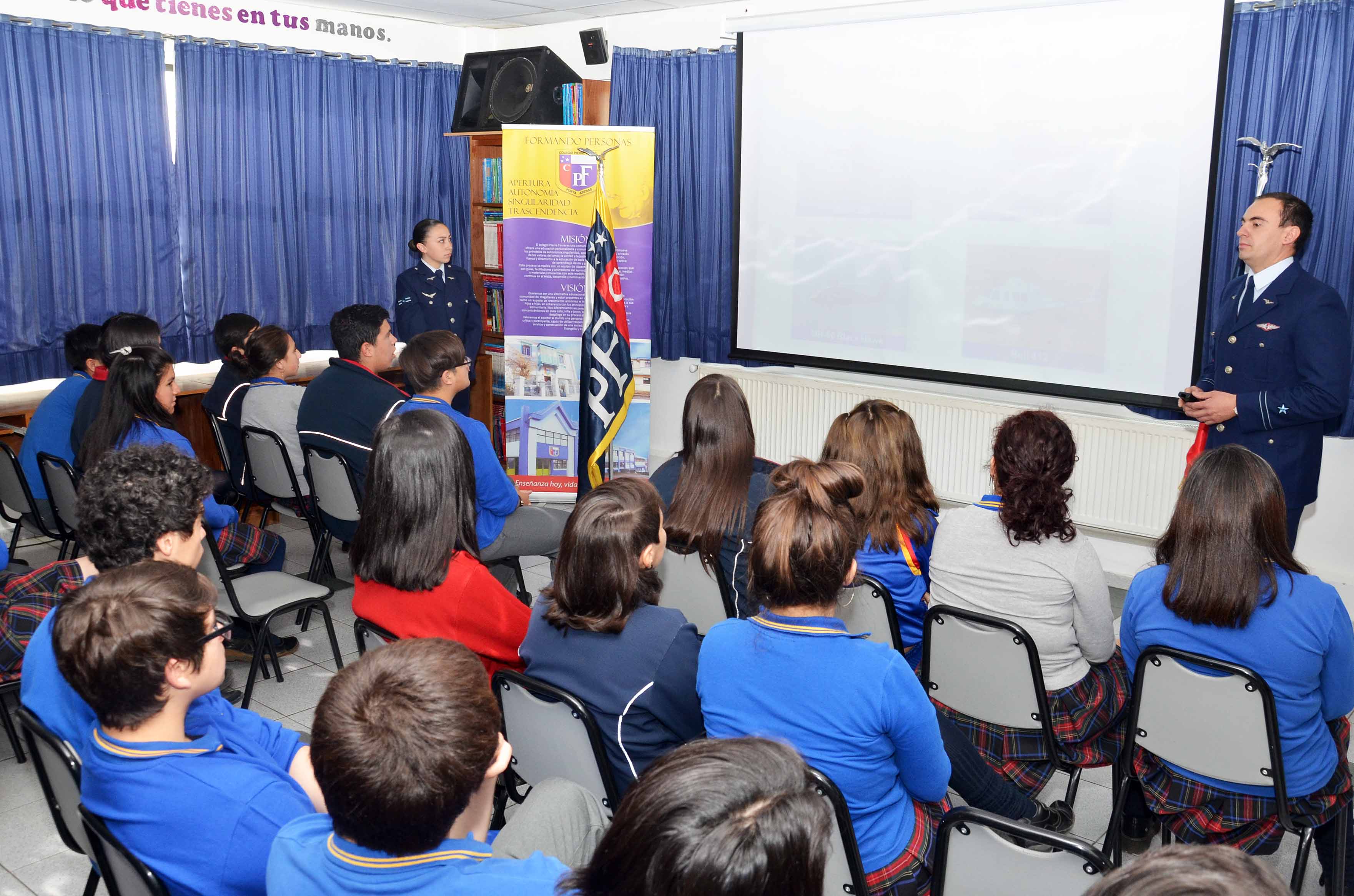 Efectivos de la FACH visitan el Colegio Pierre Faure de Punta Arenas en el marco del Mes del Aire