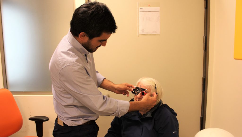 Refuerzo de especialidad de oftalmología atiende a natalinos en su comuna