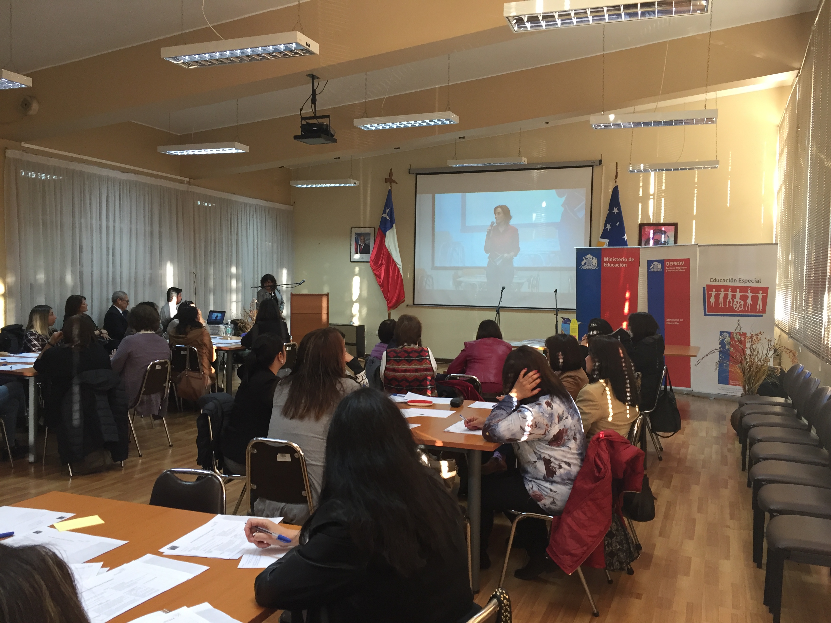 Clase pública de Leo Primero se efectuó en Punta Arenas organizada por el MINEDUC