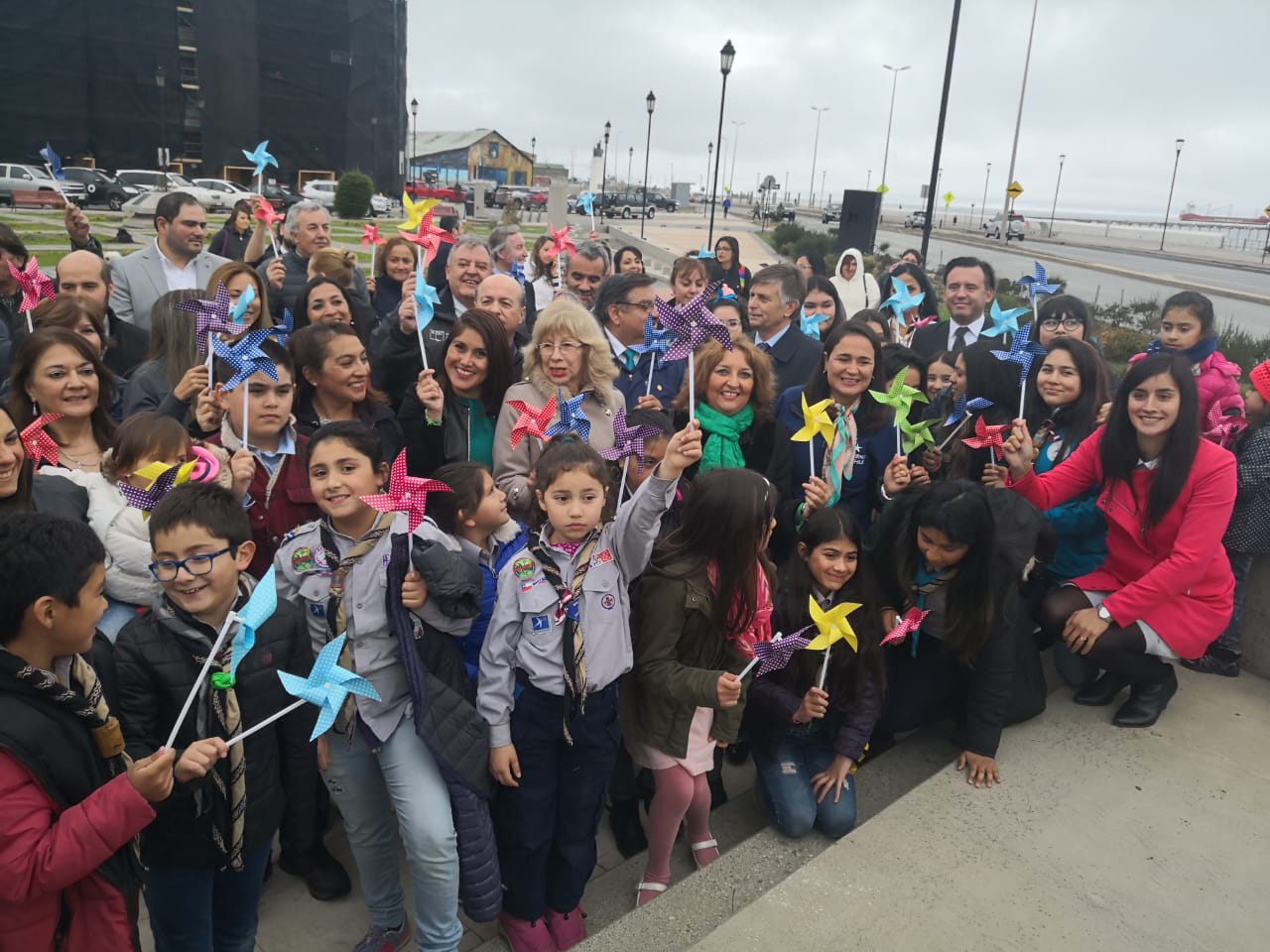 Cien remolinos de colores marcan el compromiso con la niñez en Magallanes