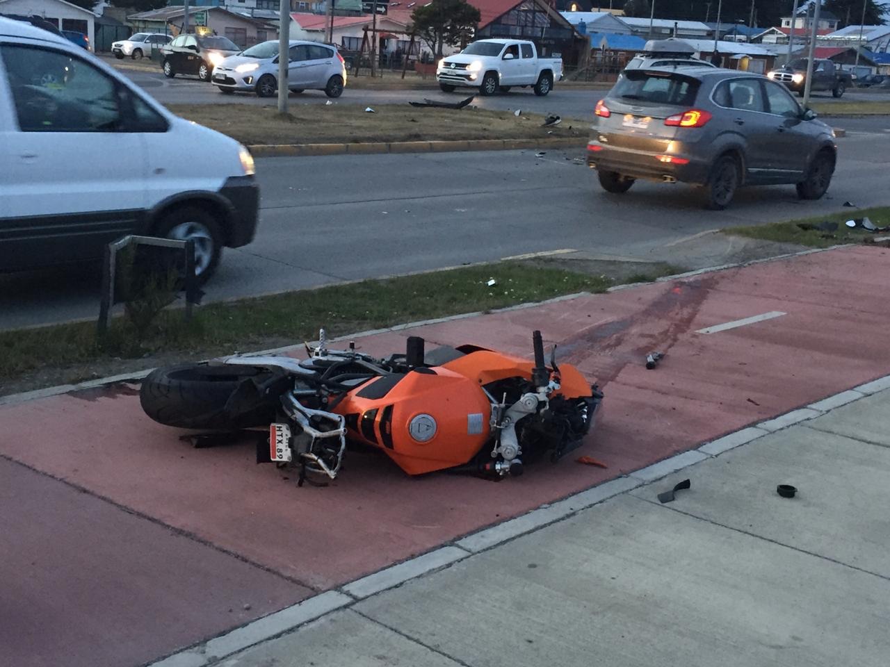 Conductor de motocicleta grave tras accidente en la costanera del Estrecho