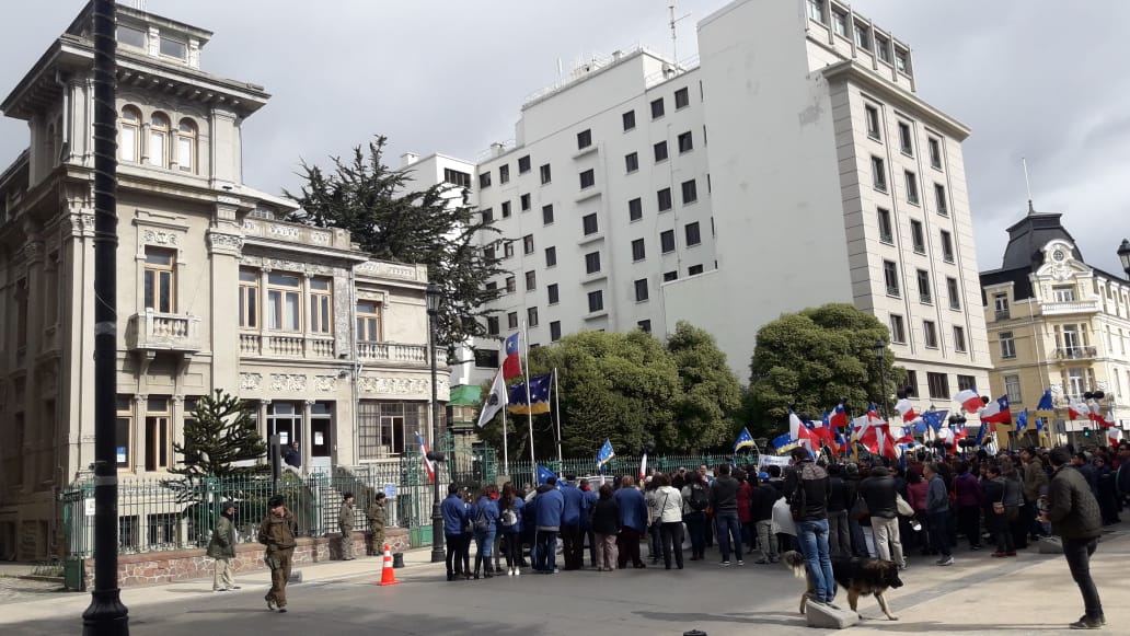 Asistentes de la Educación protestan frente a la Municipalidad en el centro de Punta Arenas
