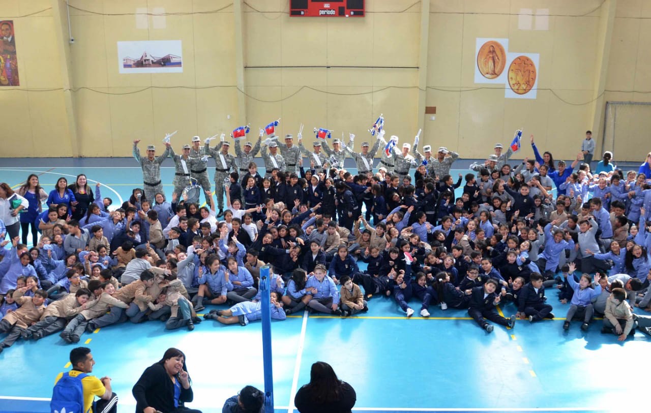 Banda de Guerra de la IV Brigada Aérea en el Mes del Aire visita escuela La Milagrosa de Punta Arenas