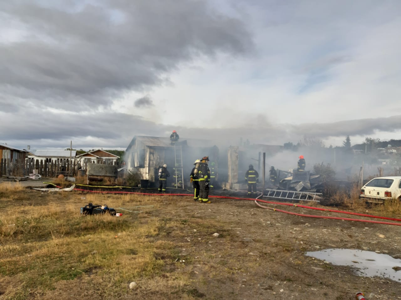 Daños totales en un inmueble dejó un incendio ocurrido esta mañana en el sector de parcelas de Villa La Generosa: cuatro compañías de Bomberos actuaron en el lugar
