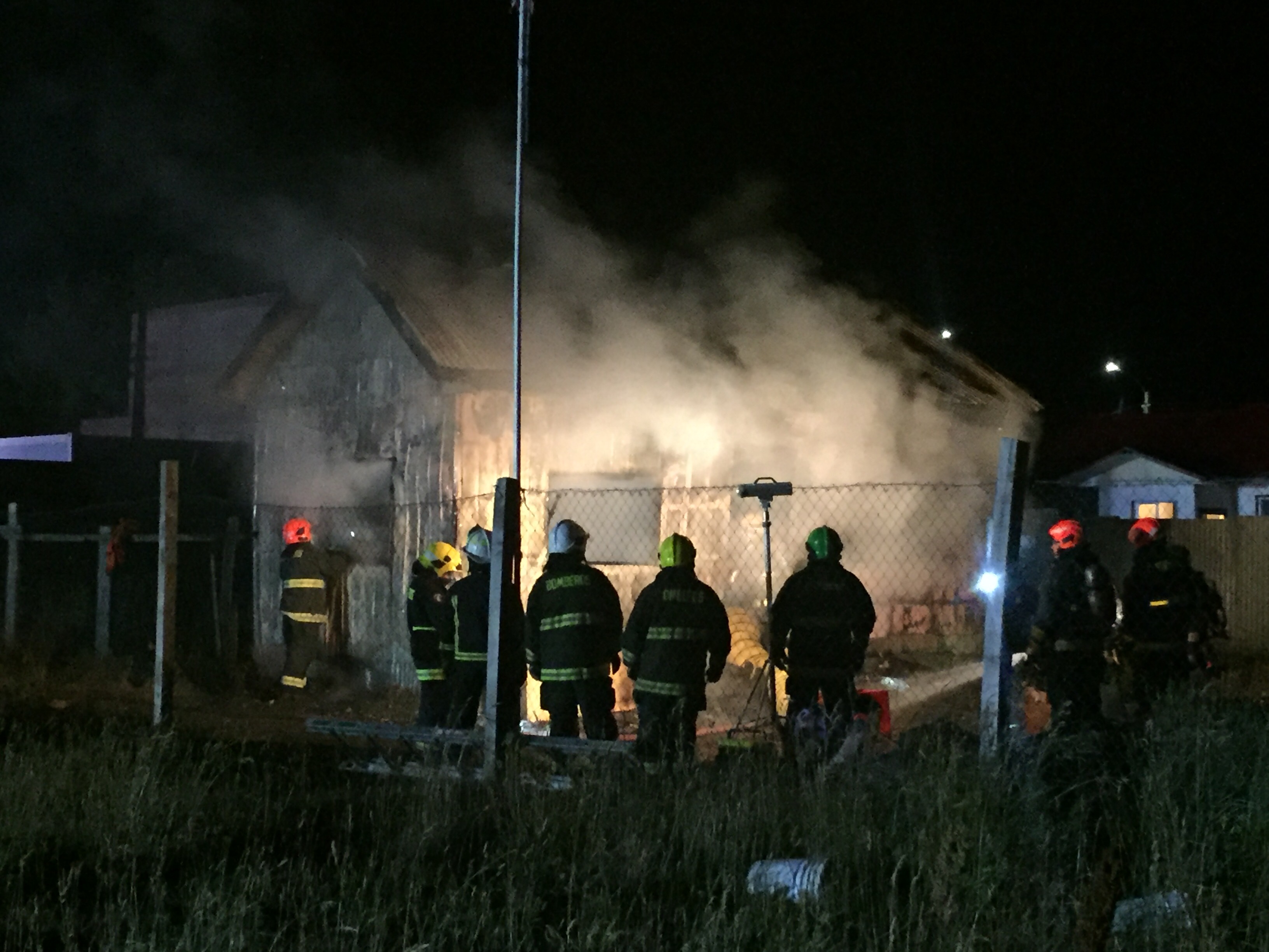 Un fallecido y un lesionado en incendio ocurrido en población Playa Norte