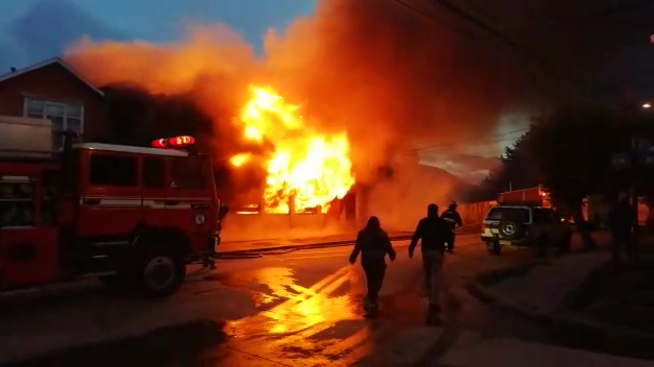 Incendio destruyó almacén abandonado en Puerto Natales. La rápida acción de bomberos evitó que las llamas se propaguen a casa colindante