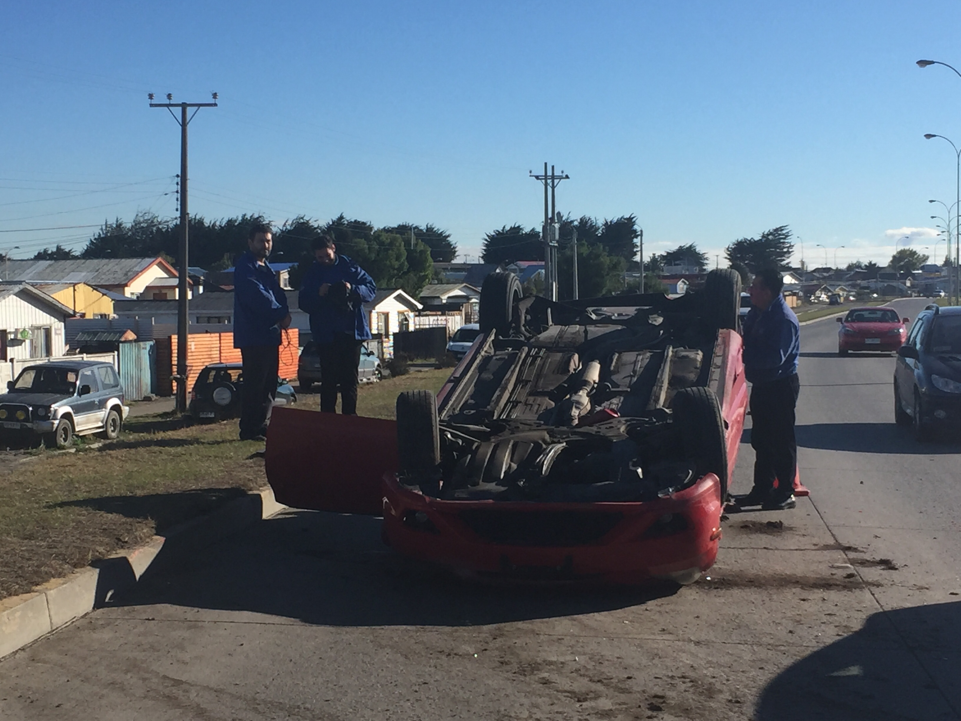 Dos estudiantes resultaron lesionados tras volcar en Avenida Costanera