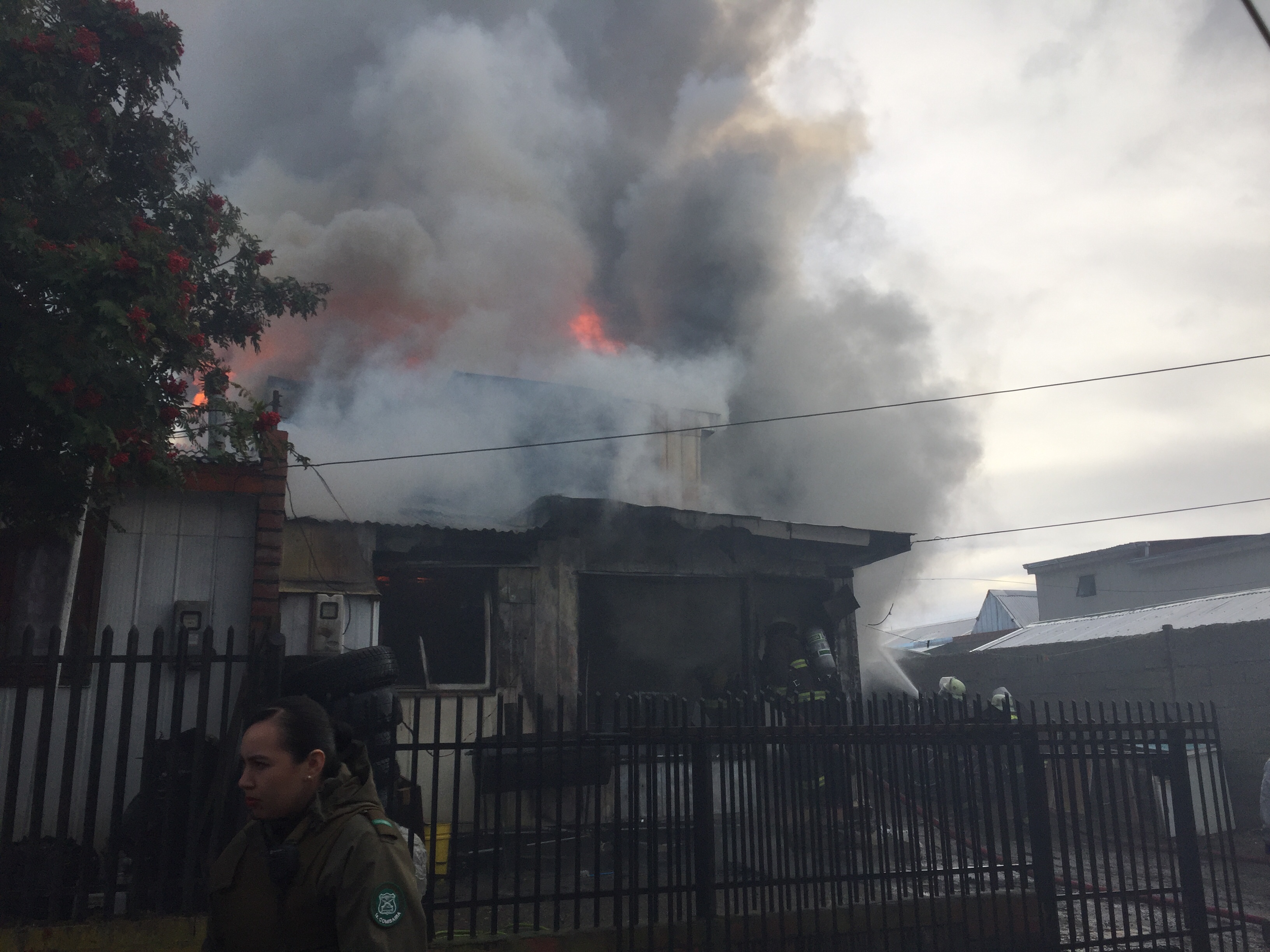 Familia afectada por voraz incendio apela a la solidaridad de vecinos y amigos, para poder levantar la casa que el fuego les arrebató este miércoles