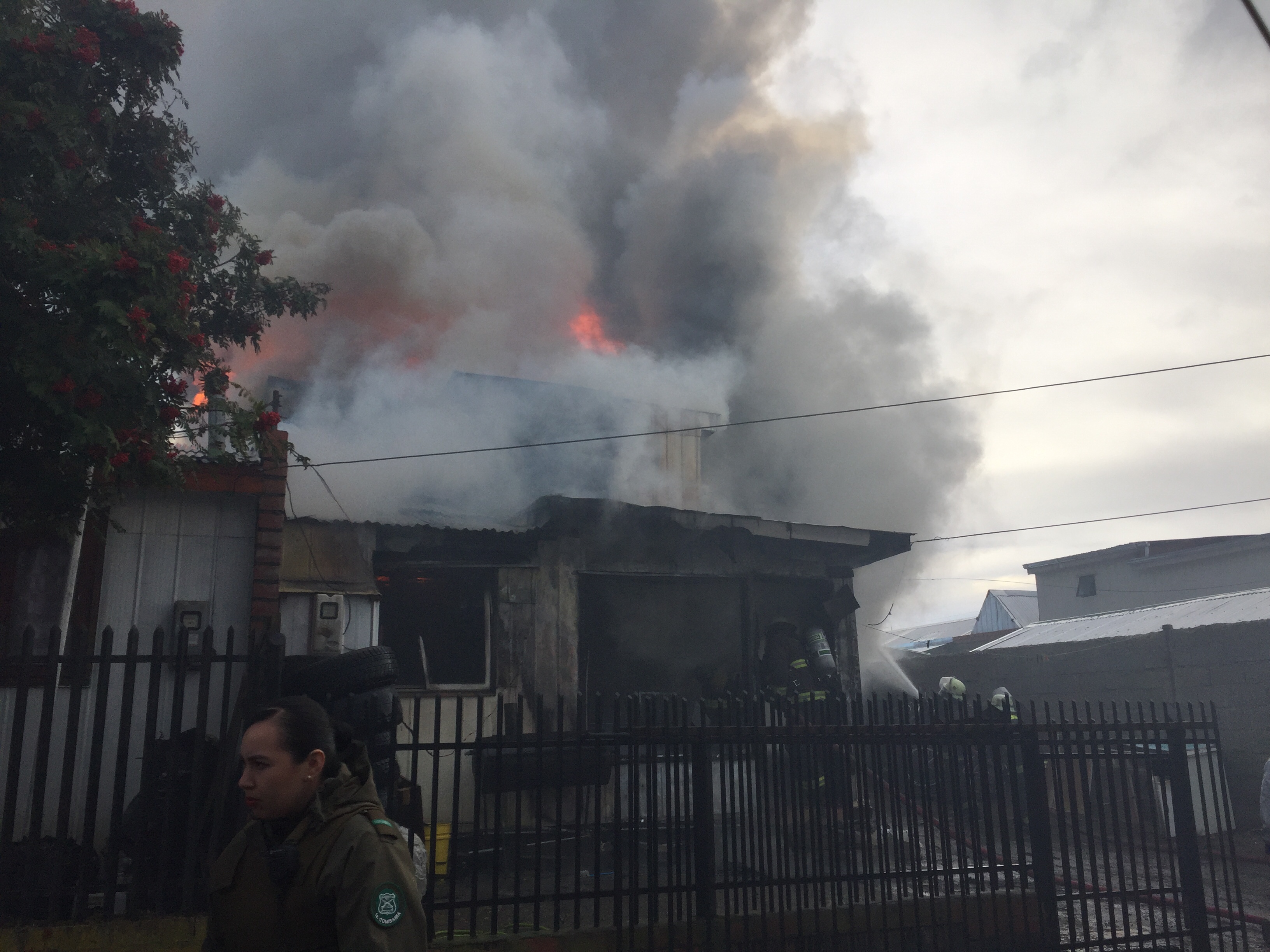 Daños totales en un Casa de dos pisos y parciales en otras dos dejó incendio en la Alfredo Lorca