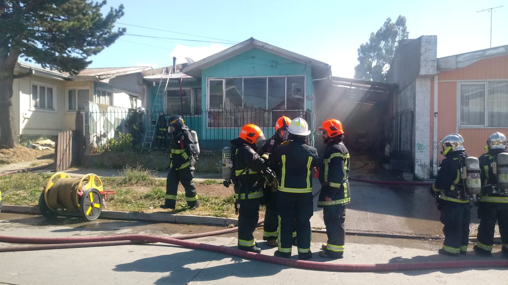 Pérdidas materiales y una persona lesionada en incendio de vivienda de material ligero en Barrio Prat