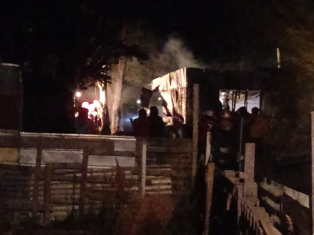 Incendio destruyó una vivienda de material ligero en la toma Lautaro de Punta Arenas