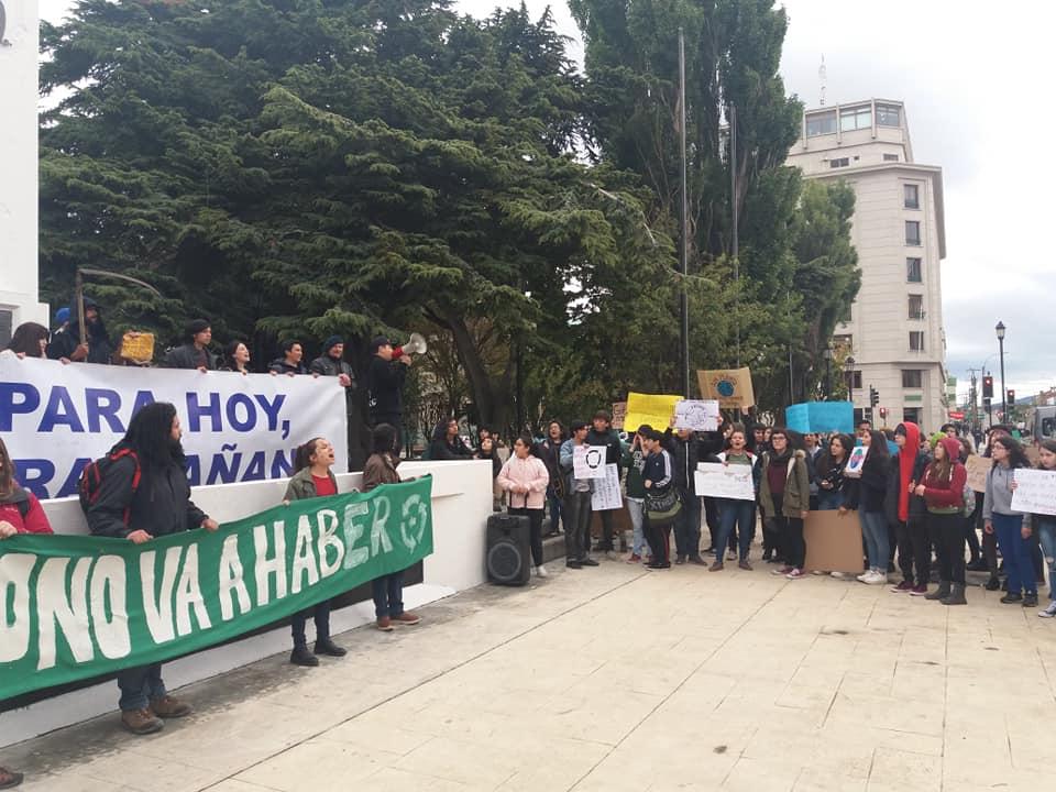 Unas 200 personas marcharon esta tarde por el Planeta en Punta Arenas