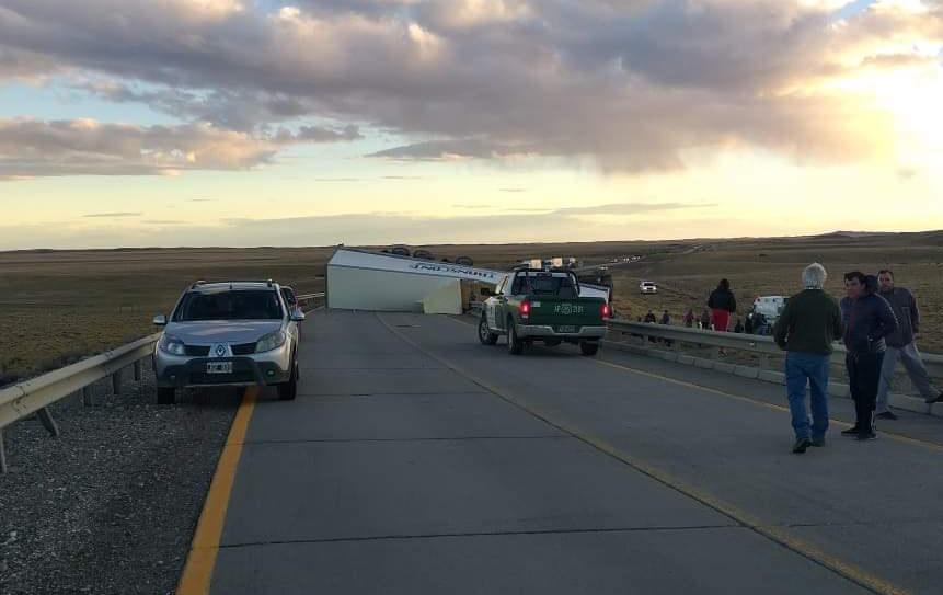 Accidente en km 140 de la ruta a Monte Aymond afectó a un camión de carga