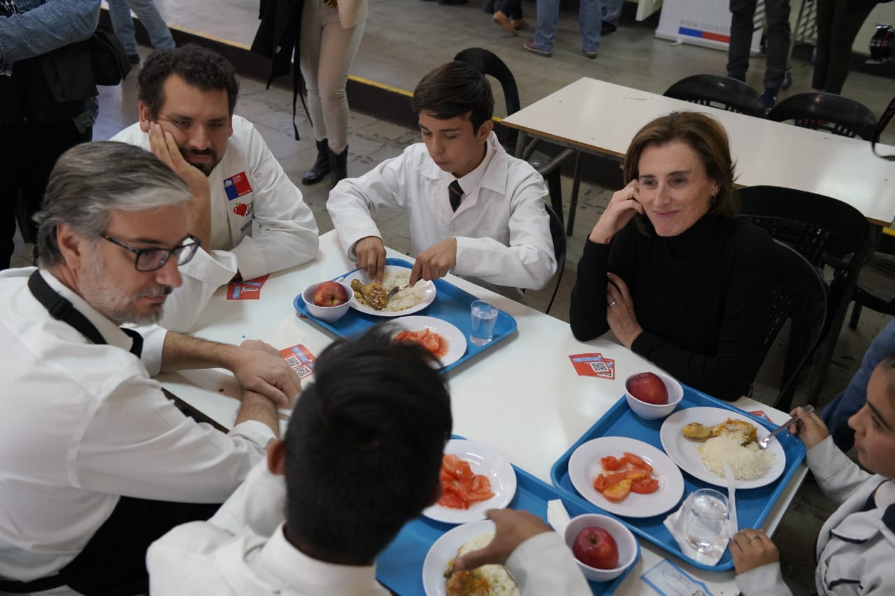 Programa de Alimentación Escolar cambiará el menú y las bandejas de plástico a los platos en colegios y liceos