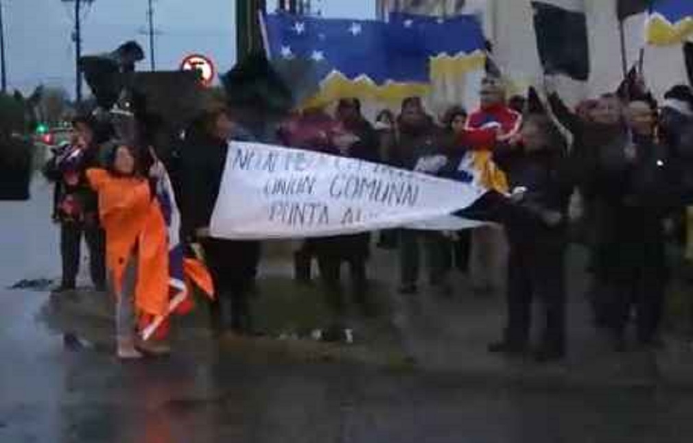 Con banderas negras protestaron contra la instalación de «medidores inteligentes» en el centro de Punta Arenas