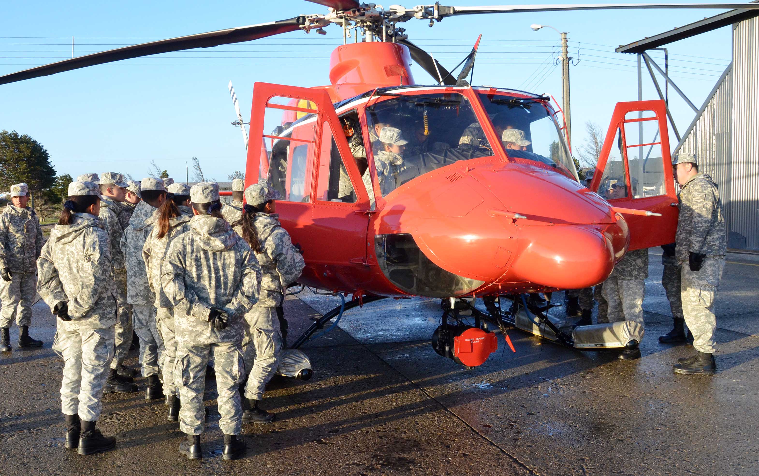 Escuela de Aviación visita IV Brigada Aérea de Punta Arenas