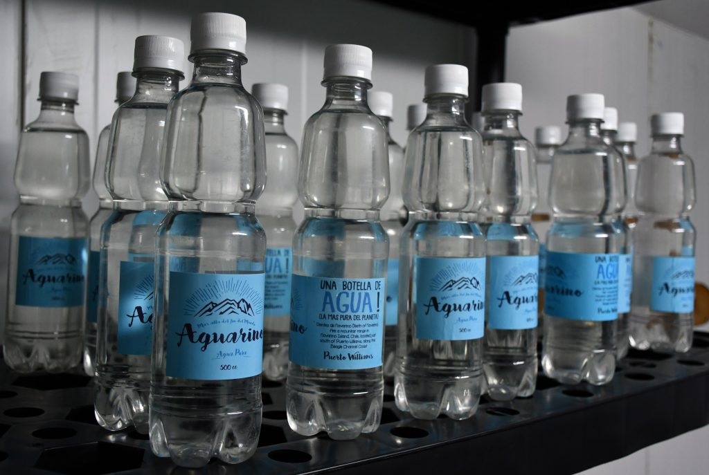 Agua embotellada en Puerto Williams, la más pura del planeta, saldrá al mercado regional