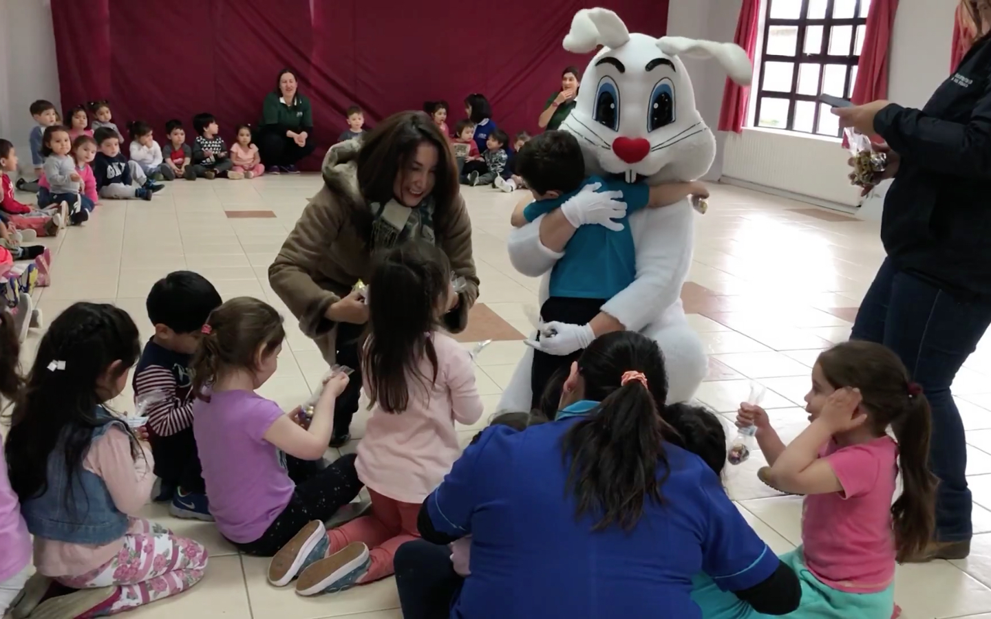 El Conejito de Pascua pasó por Porvenir, como ya ha sido una tradición