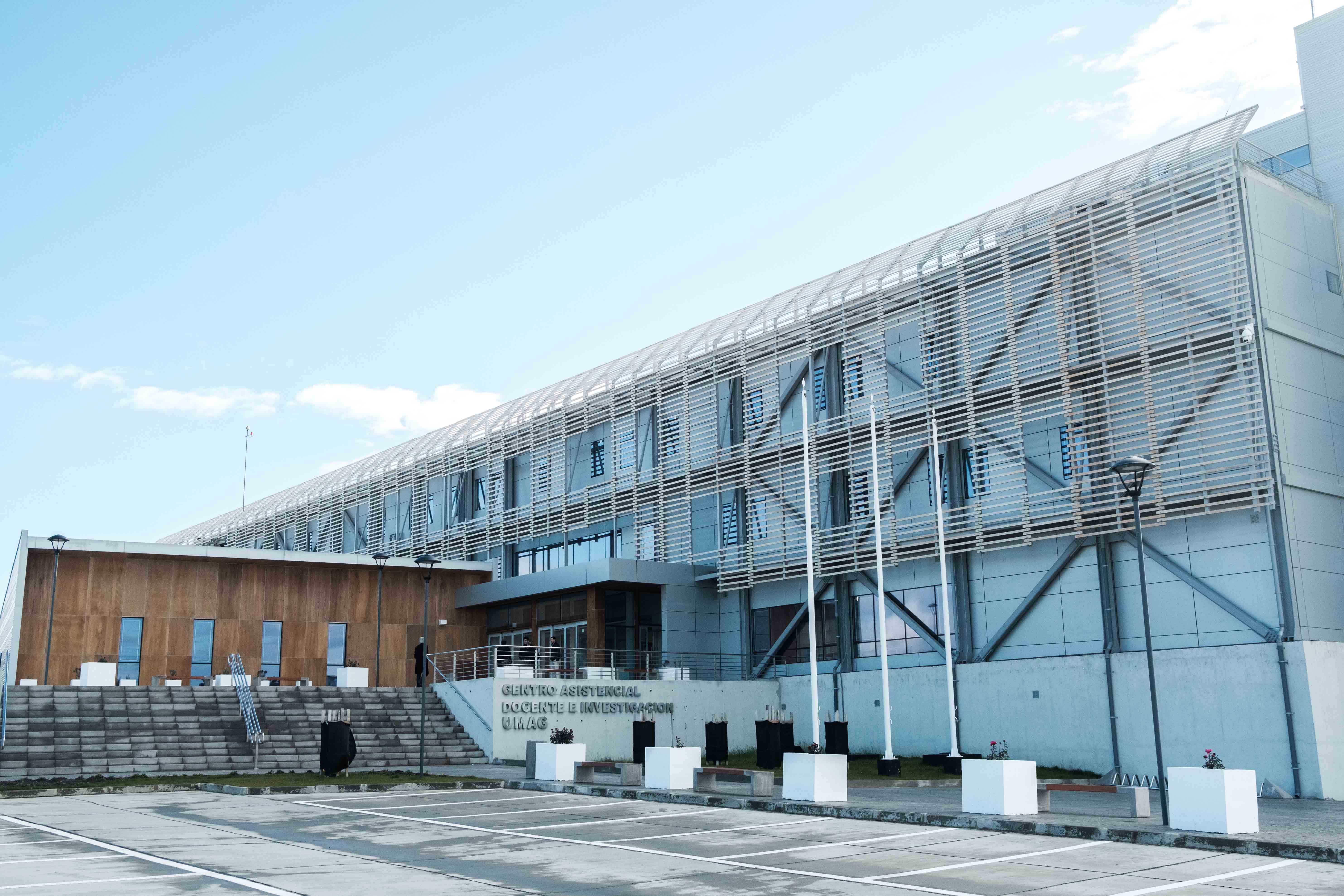 Oficializan traspaso a la UMAG del Centro Asistencial Docente y de Investigación