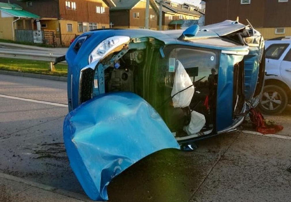 Fiscalía abrió investigación contra un conductor que este domingo en la mañana, volcó en el sector Sur de Punta Arenas: presumiblemente huía de la casa del hermano de su padrastro que lo acusaba de haberlo agredido con una arma blanca
