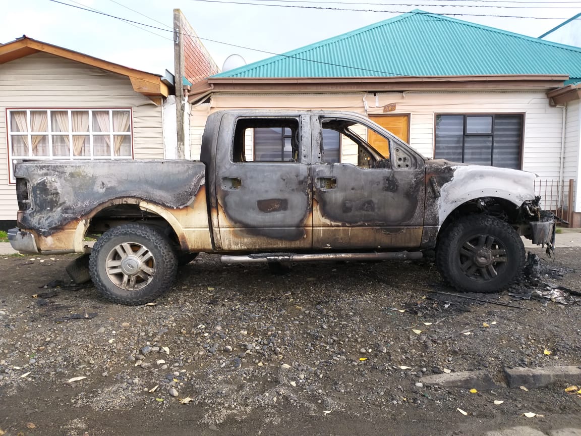 En Punta Arenas detienen a sujeto que quemó un vehículo por encargo en Puerto Natales