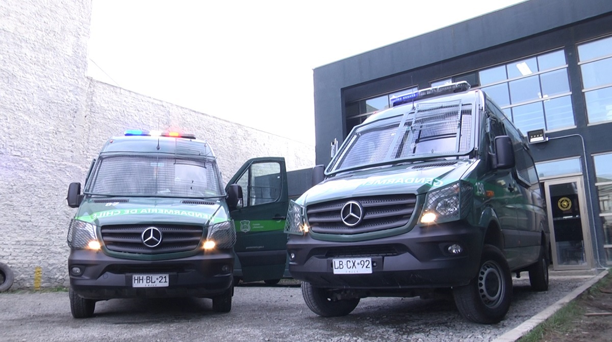 Dos modernos carros de Gendarmería llegan a Punta Arenas para dar mayor seguridad a los internos y funcionarios en los traslados diarios
