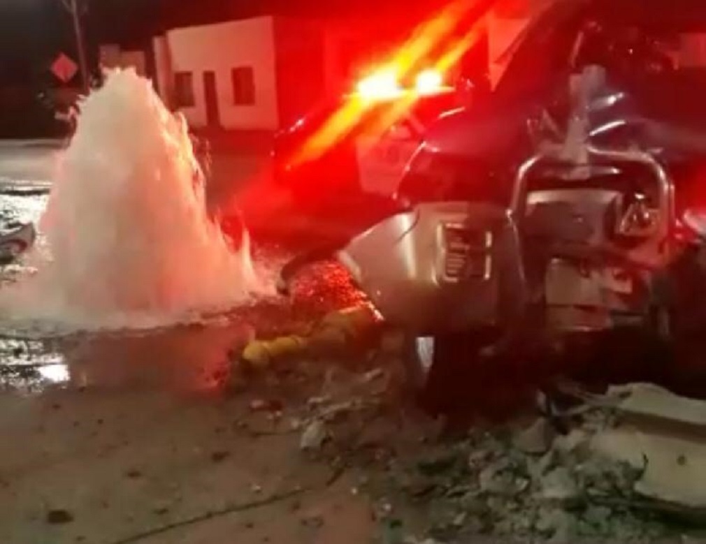 Daños de consideración dejó conductor ebrio que chocó con un grifo y derribó un poste de alumbrado eléctrico en el Barrio Prat de Punta Arenas