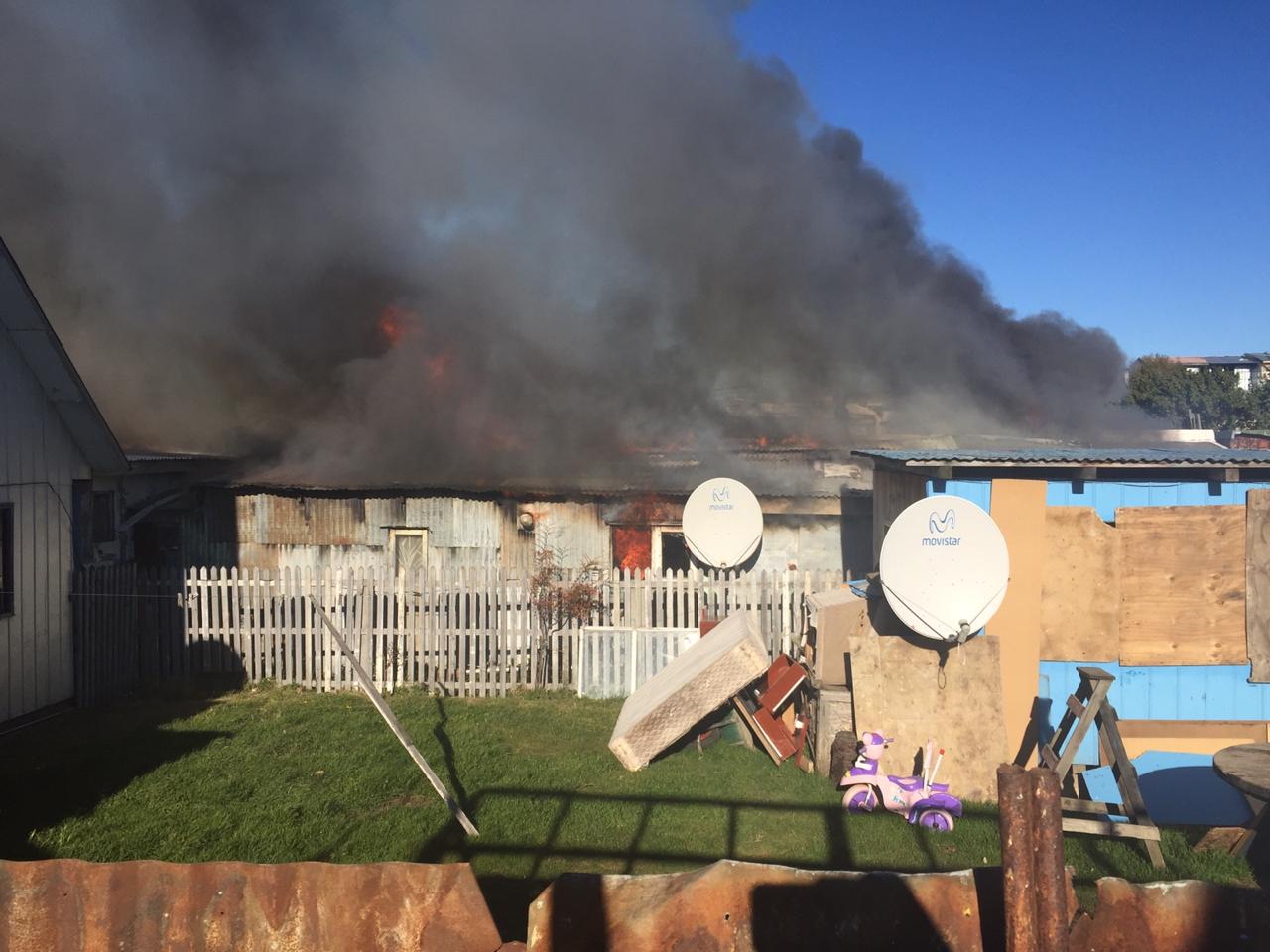 Incendio destruyó vivienda en población El Pinguino