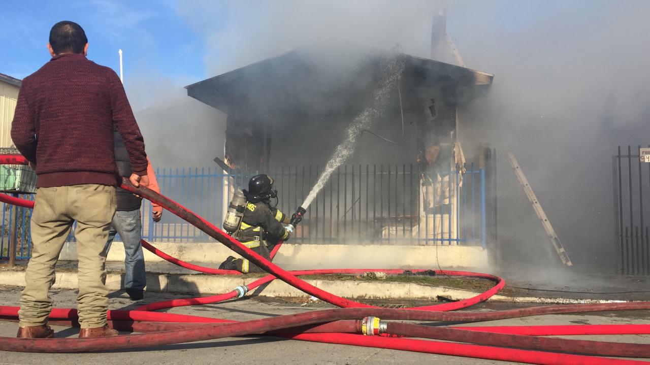 Incendio arrasó una vivienda en la población 18 de Septiembre esta mañana