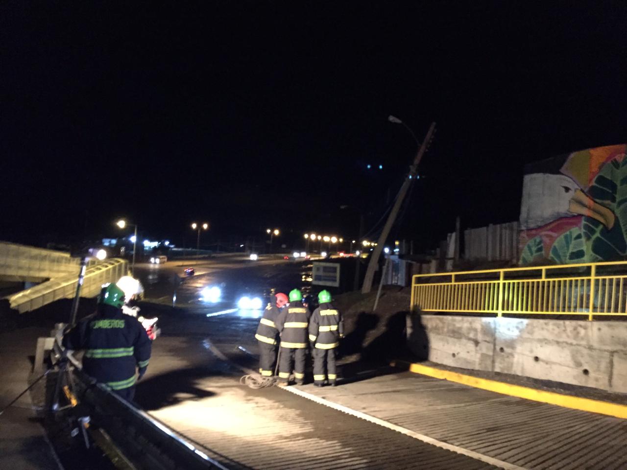 Personal de EDELMAG trabaja en el sector de Río Seco ante riesgo de caida de un poste