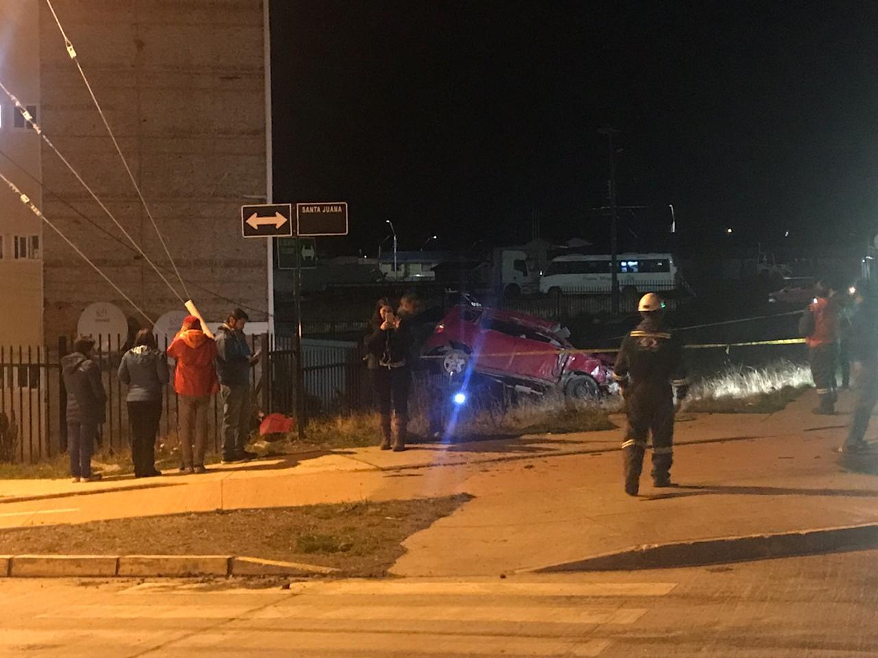 Con lesiones leves resultaron dos personas en volcamiento en el sector sur de Punta Arenas