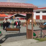 Empresa de Tierra del Fuego regaló una “manito de gato” a parque infantil en Porvenir