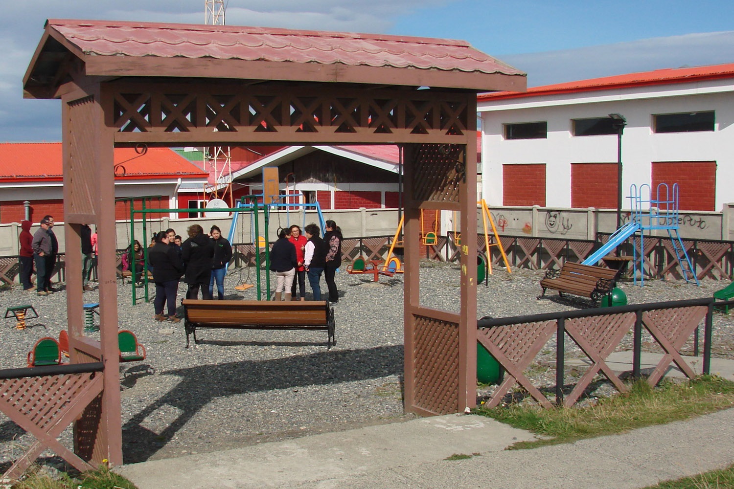 Empresa de Tierra del Fuego regaló una “manito de gato” a parque infantil en Porvenir