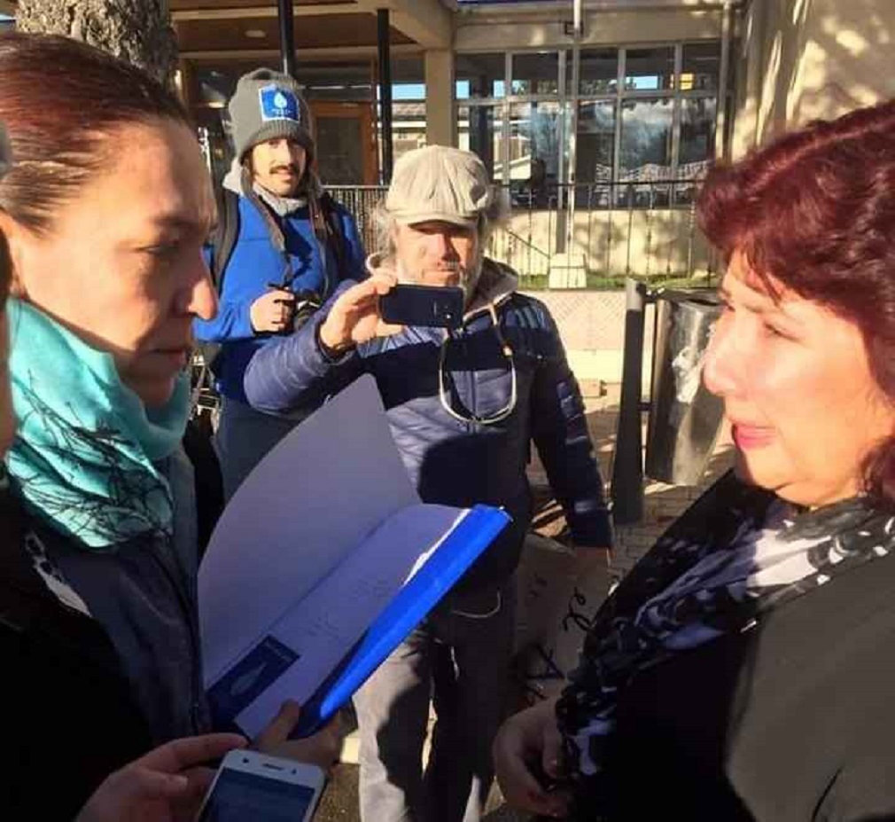 Protesta ciudadana en la Gobernación de Ultima Esperanza contra las salmoneras