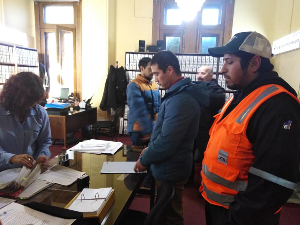 Trabajadores de Areas Verdes concurrieron a reunirse con el Alcalde sin éxito y entregaron carta en la Municipalidad