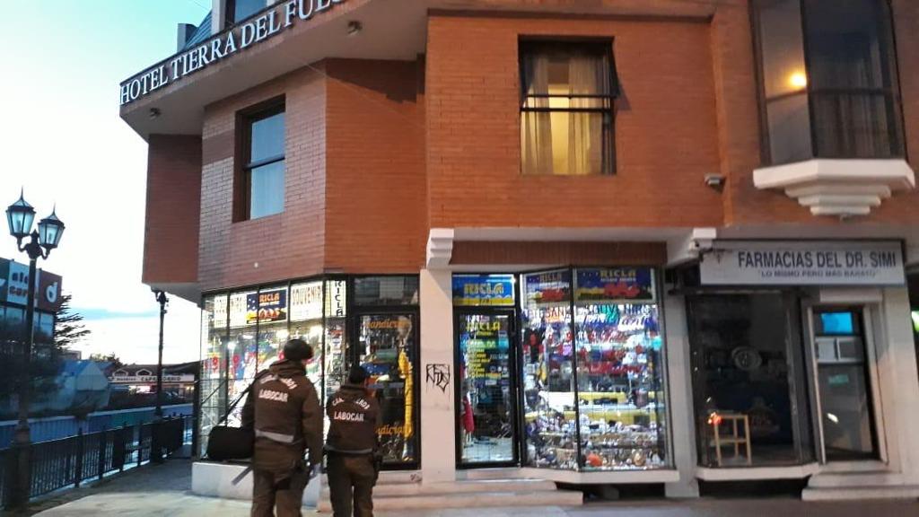 Carabineros investiga el robo de especies desde una céntrica tienda de souvenirs durante esta madrugada en Punta Arenas: una foto en redes sociales alertó a las autoridades